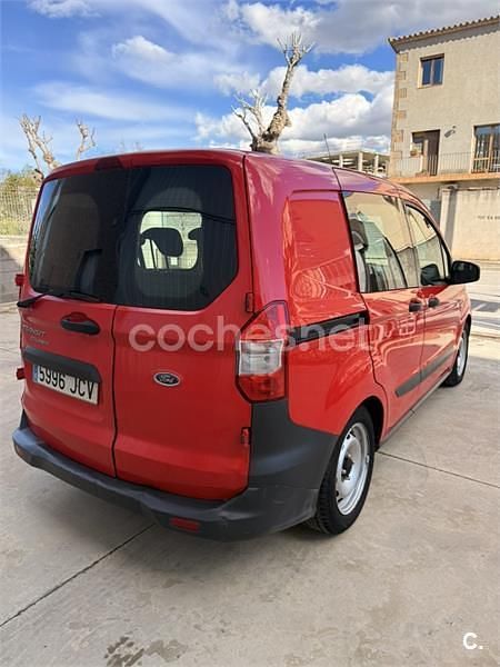Usado Ford Tourneo Courier Ambiente 75 CV (55 kW) 2015 Rojo Monovolumen