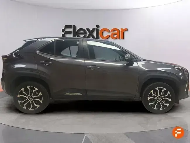 Usado Toyota Yaris Active 116 CV (85 kW) 2022 Gris Utilitario