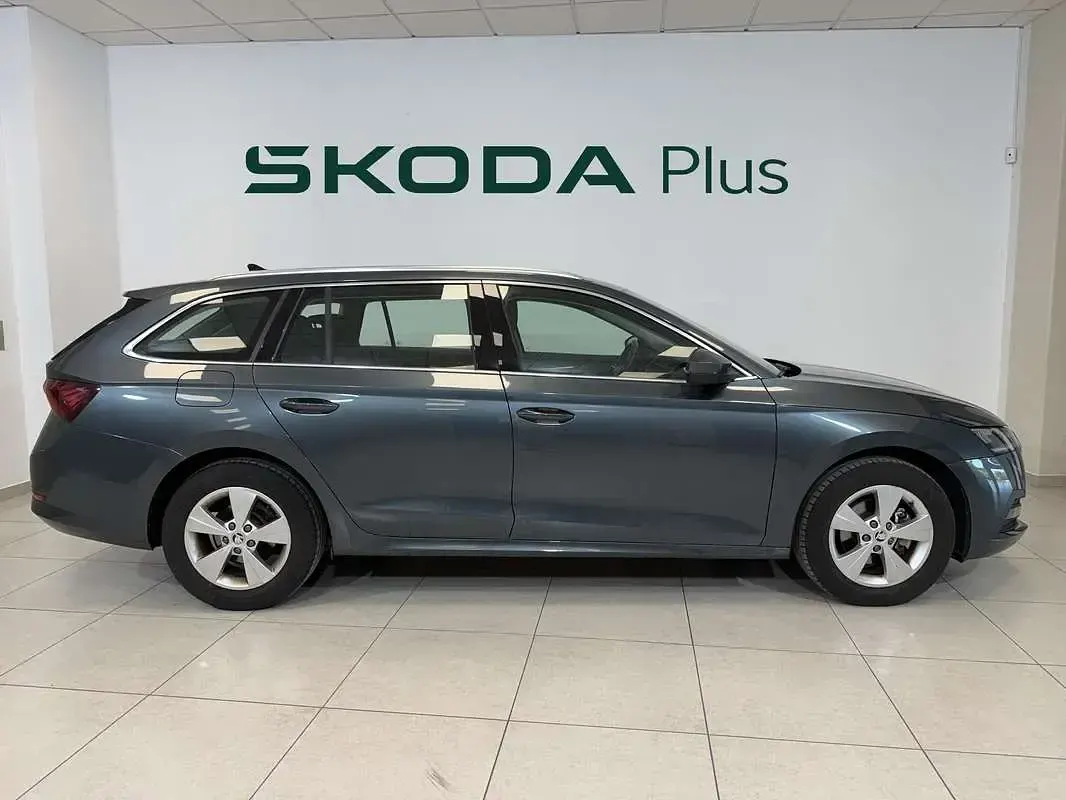 Usado Skoda Octavia Ambition 150 CV (110 kW) 2021 Gris Familiar