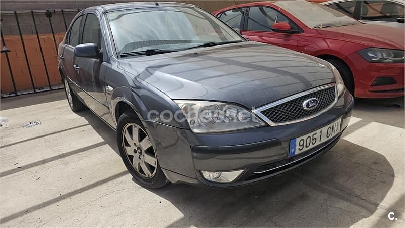 Usado Ford Mondeo Ghia 130 CV (95 kW) 2003 Gris / plata Berlina