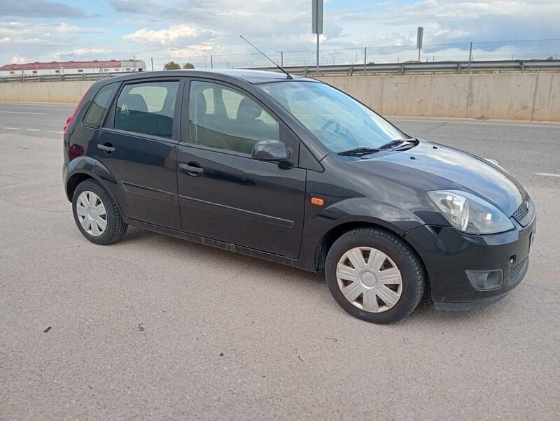 Usado Ford Fiesta Ambiente 70 CV (51 kW) 2007 Negro Utilitario