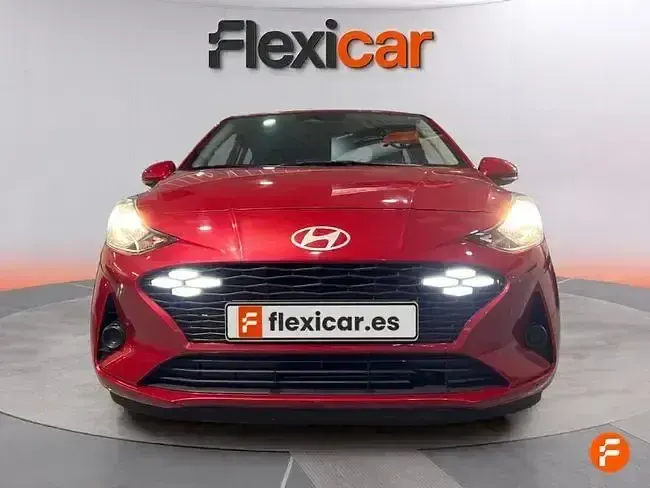 Usado Hyundai i10 67 CV (49 kW) 2023 Rojo Utilitario