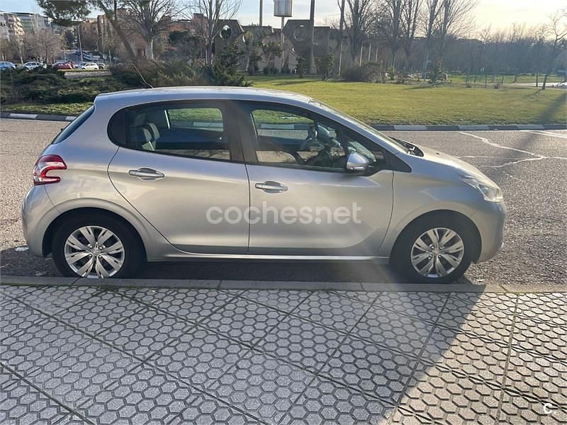Usado Peugeot 208 Active 82 CV (60 kW) 2014 Blanco Utilitario
