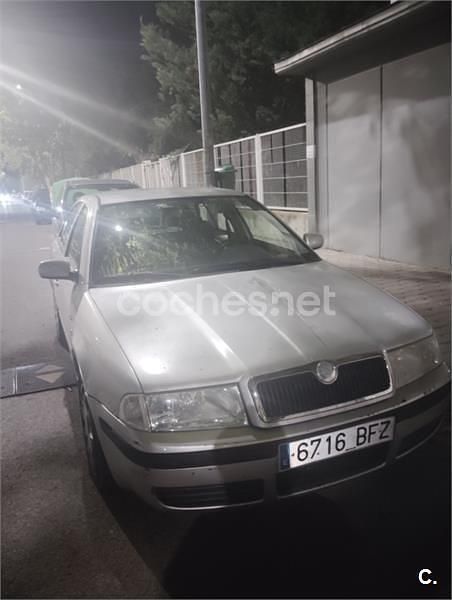 Usado Skoda Octavia Ambiente 102 CV (75 kW) 2001 Gris / plata Berlina