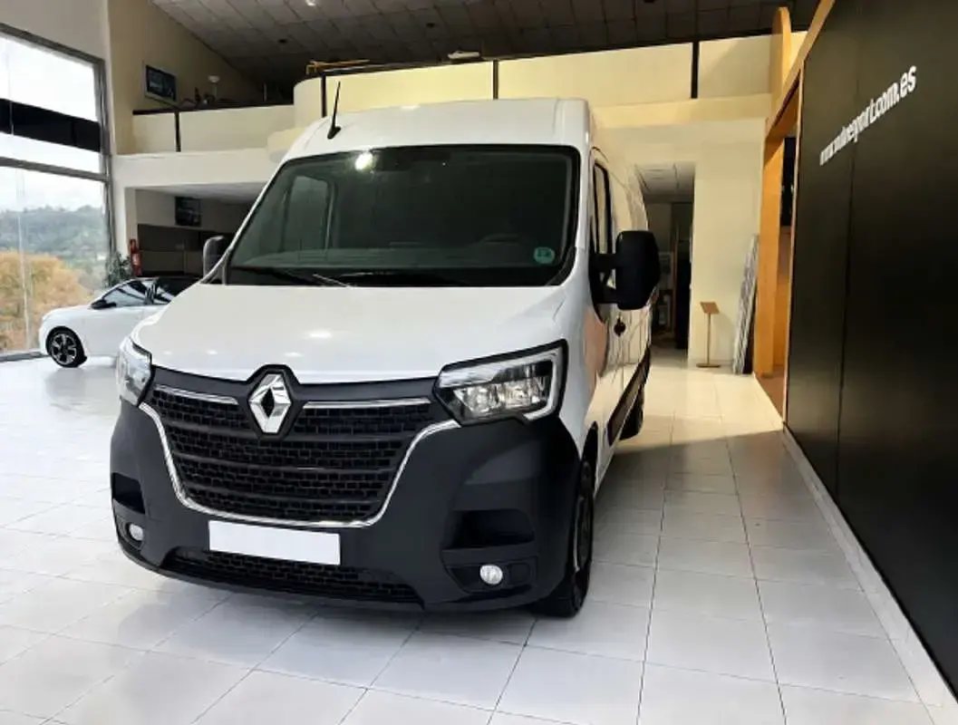Usado Renault Master 110 CV (80 kW) 2024 Blanco Monovolumen