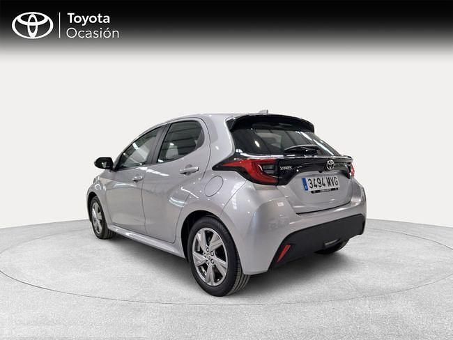 Usado Toyota Yaris Hybrid Active 116 CV (85 kW) 2024 Gris / plata Berlina
