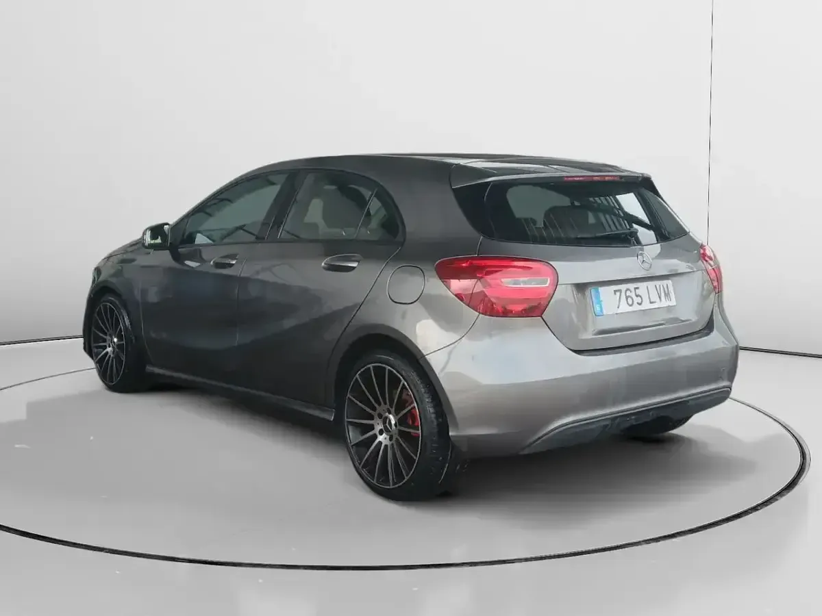 Usado Mercedes A180 Style 109 CV (80 kW) 2017 Gris / plata Berlina