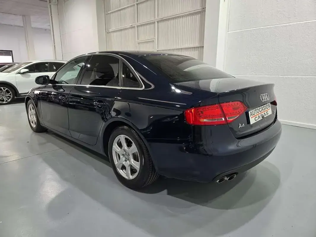 Usado Audi A4 143 CV (105 kW) 2011 Azul Berlina