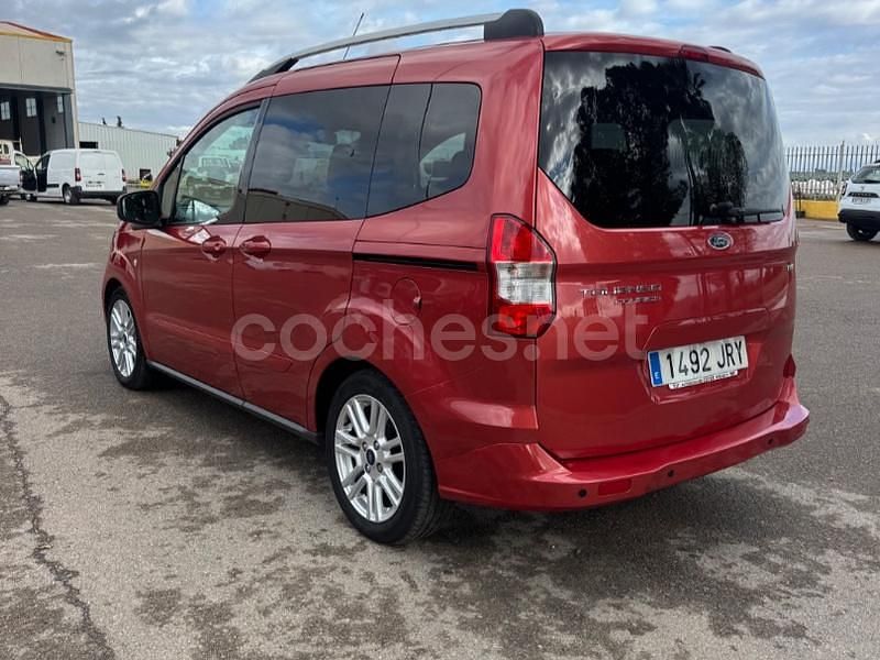 Usado Ford Tourneo Courier Titanium 100 CV (73 kW) 2016 Granate Monovolumen