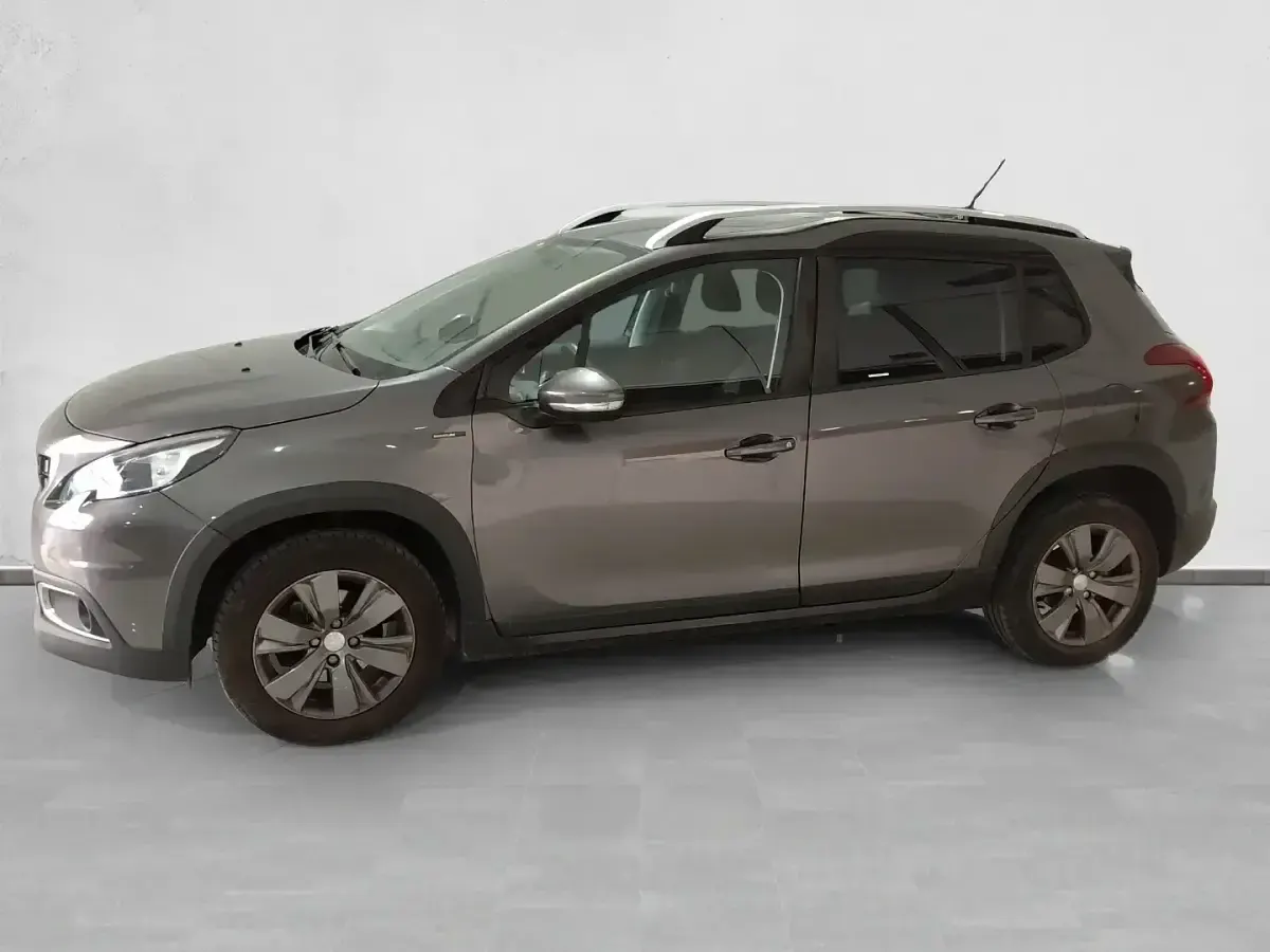 Usado Peugeot 2008 Signature Sky 110 CV (80 kW) 2019 Gris SUV