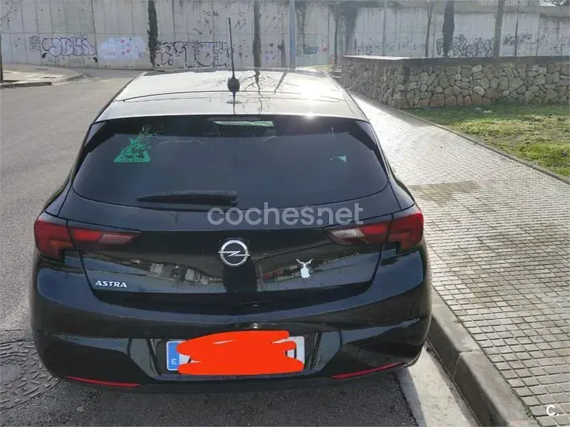 Usado Opel Astra 110 CV (80 kW) 2020 Negro Berlina