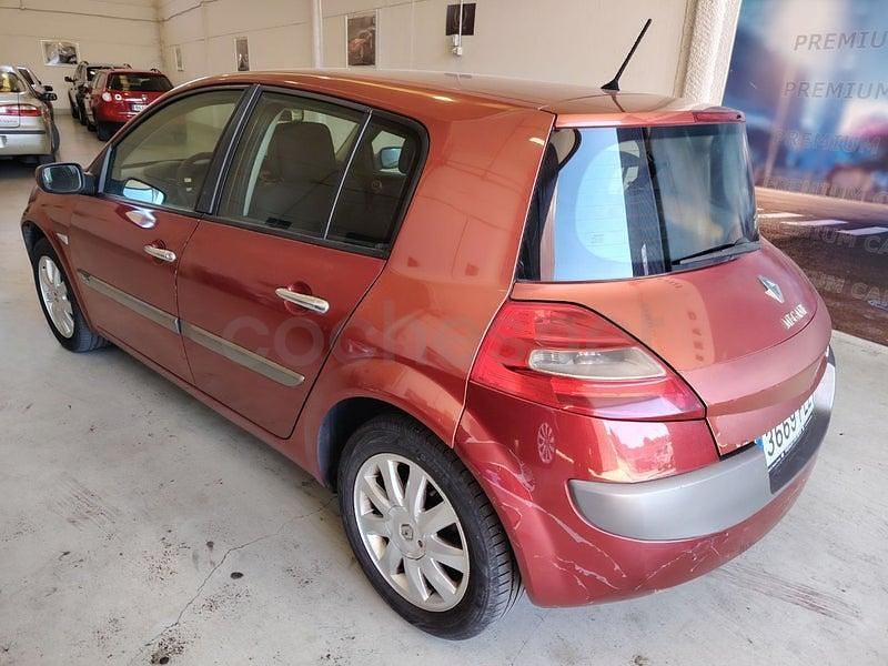 Usado Renault Mégane II Dynamique 105 CV (77 kW) 2007 Rojo Berlina