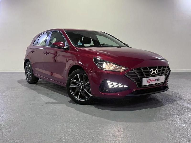 Granate Usado 2023 Hyundai i30 Berlina | 18.400 € (Precio justo) - Imagen 1/4