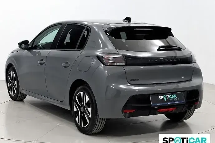 Usado Peugeot 208 Allure 100 CV (73 kW) 2025 Gris / plata Utilitario