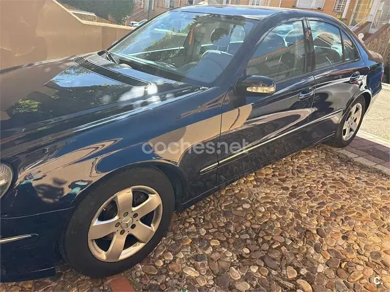 Usado Mercedes E240 Avantgarde 177 CV (130 kW) 2003 Azul Berlina