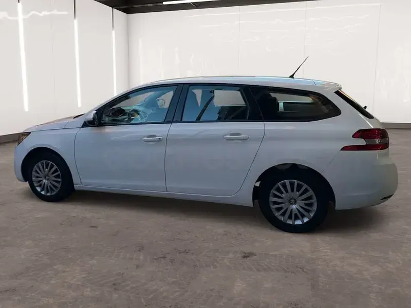 Usado Peugeot 308 SW Active 100 CV (73 kW) 2017 Blanco Familiar