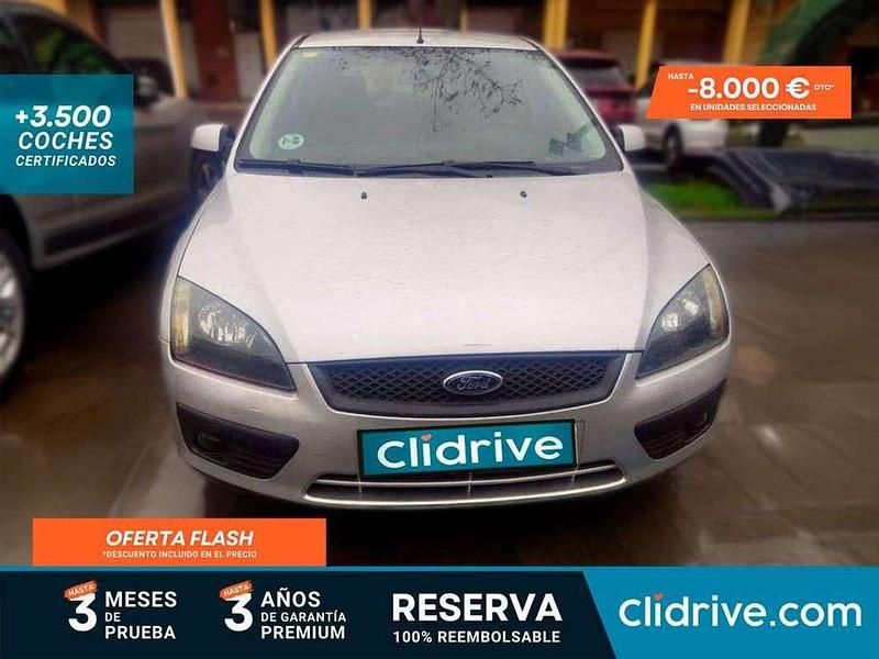 Usado Ford Focus Trend 90 CV (66 kW) 2007 Gris / plata Berlina