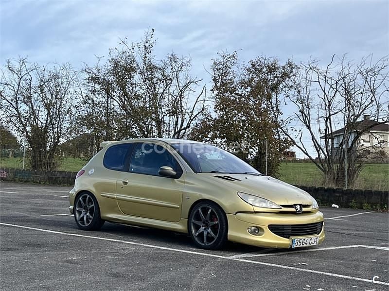 Usado Peugeot 206 110 CV (80 kW) 2003 Amarillo Berlina