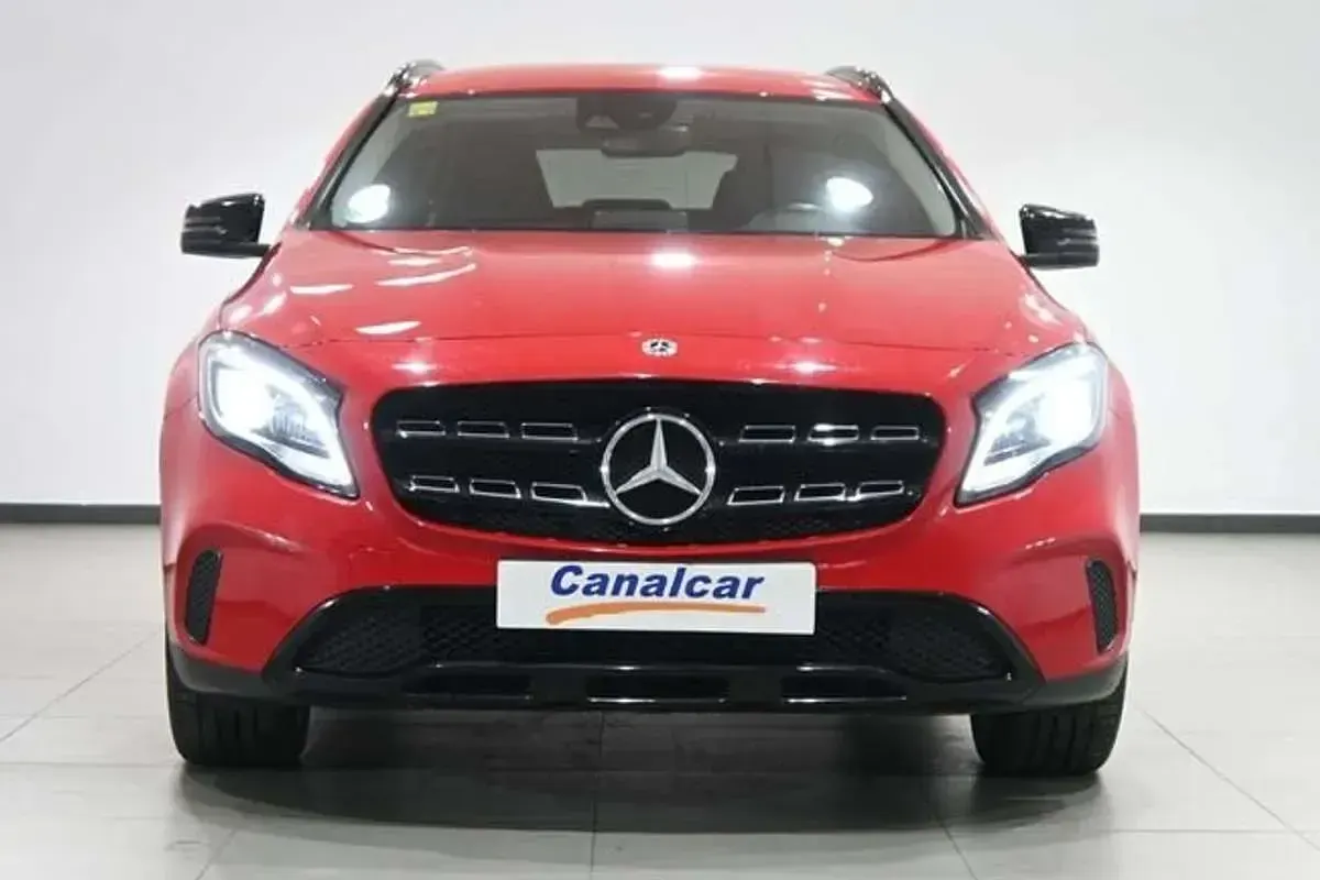 Usado Mercedes GLA180 122 CV (89 kW) 2018 Rojo SUV