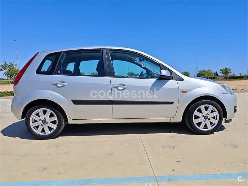 Usado Ford Fiesta Ghia 80 CV (58 kW) 2006 Gris / plata Utilitario