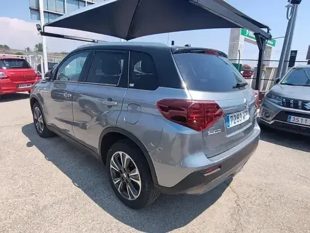 Usado Suzuki Vitara GLX 129 CV (94 kW) 2023 Gris / plata SUV