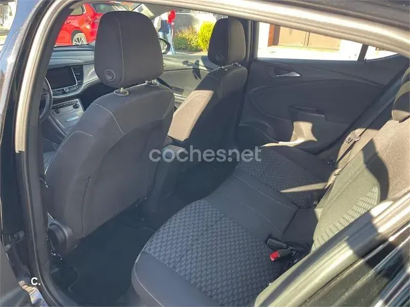 Usado Opel Astra Selective 125 CV (91 kW) 2017 Negro Berlina