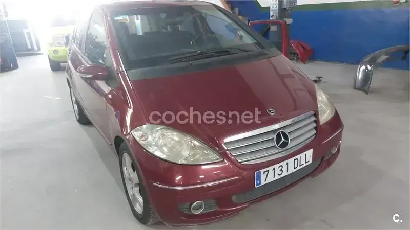 Usado Mercedes A180 Avantgarde 109 CV (80 kW) 2005 Granate Monovolumen