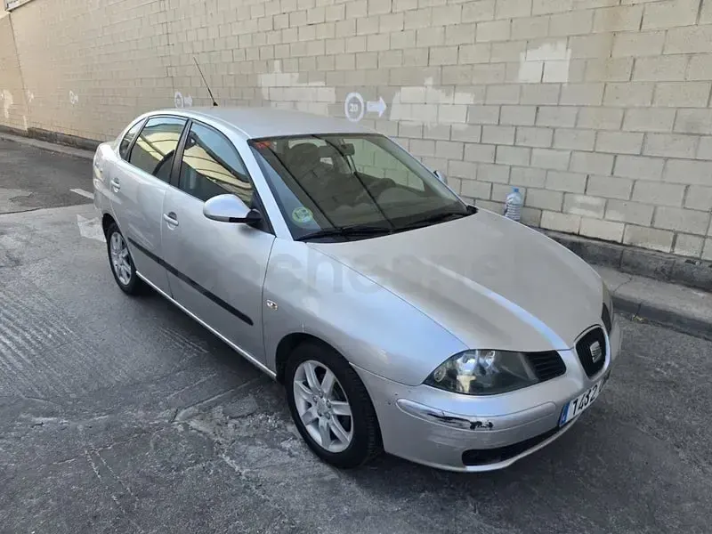 Usado Seat Cordoba Reference 75 CV (55 kW) 2005 Gris / plata Berlina