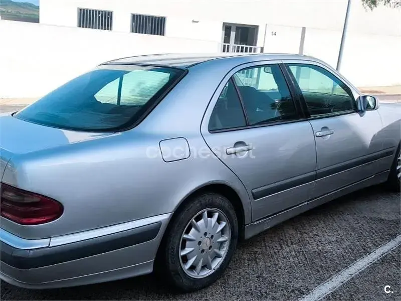 Usado Mercedes E270 Elegance 170 CV (125 kW) 2001 Gris / plata Berlina