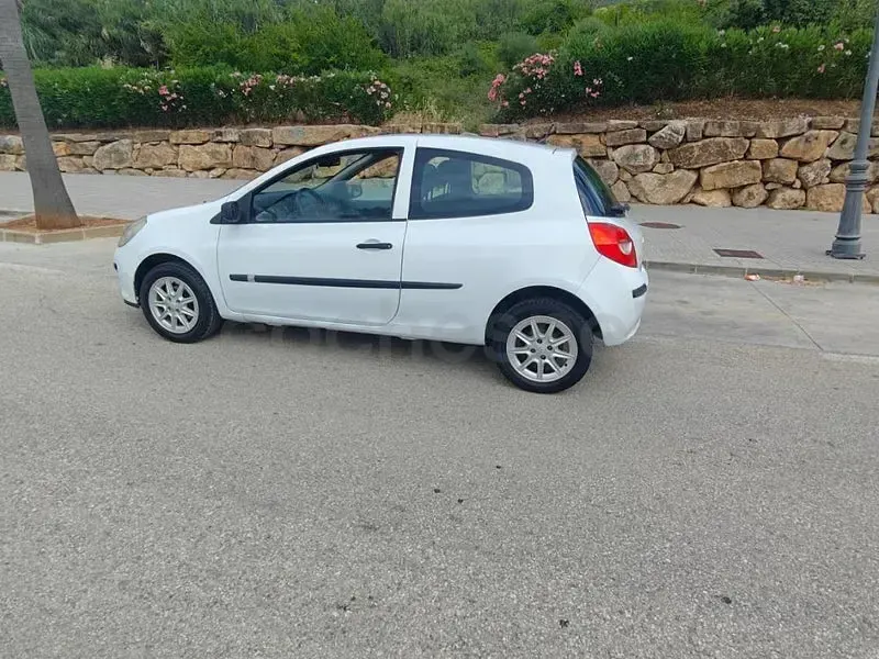 Usado Renault Clio II Authentique 70 CV (51 kW) 2007 Blanco Berlina