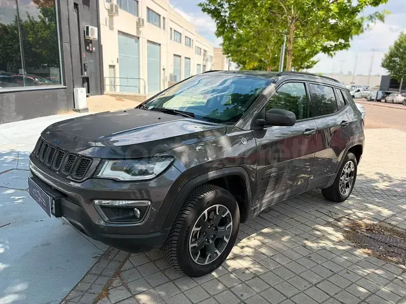 Usado Jeep Compass Limited 190 CV (139 kW) 2021 Gris / plata SUV