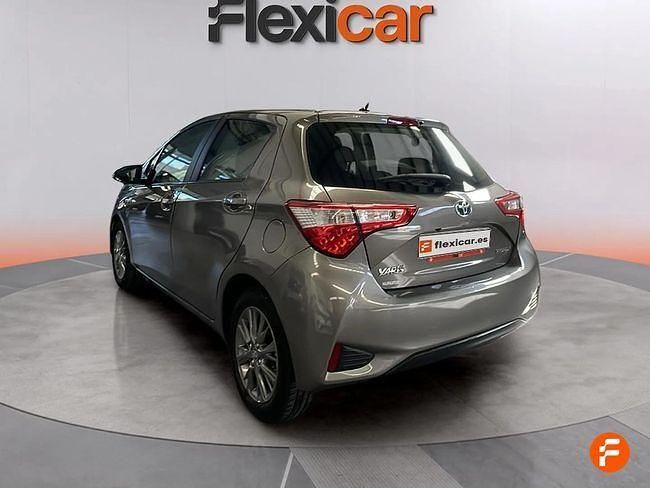 Usado Toyota Yaris Hybrid Active 100 CV (73 kW) 2018 Gris Berlina