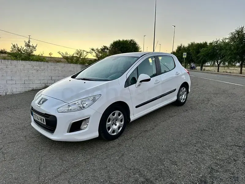 Usado Peugeot 308 Active 92 CV (67 kW) 2013 Blanco Berlina