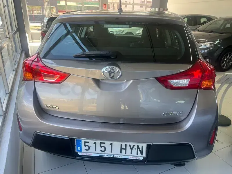 Usado Toyota Auris Business Edition 132 CV (97 kW) 2014 Beige Berlina