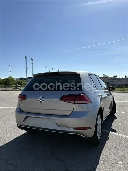 Usado VW Golf VII Advance 125 CV (91 kW) 2018 Gris / plata Berlina