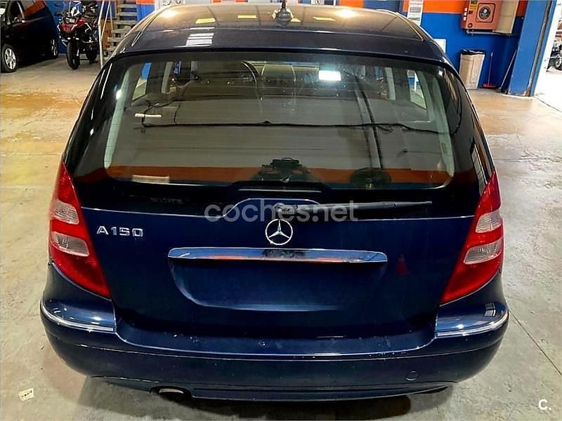 Usado Mercedes A150 Elegance 95 CV (69 kW) 2005 Azul Monovolumen