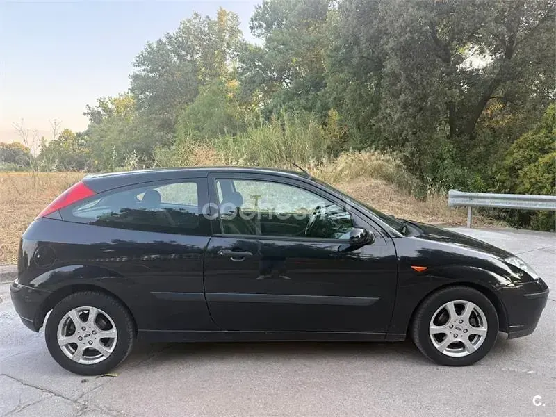 Usado Ford Focus Trend 100 CV (73 kW) 2003 Negro Berlina