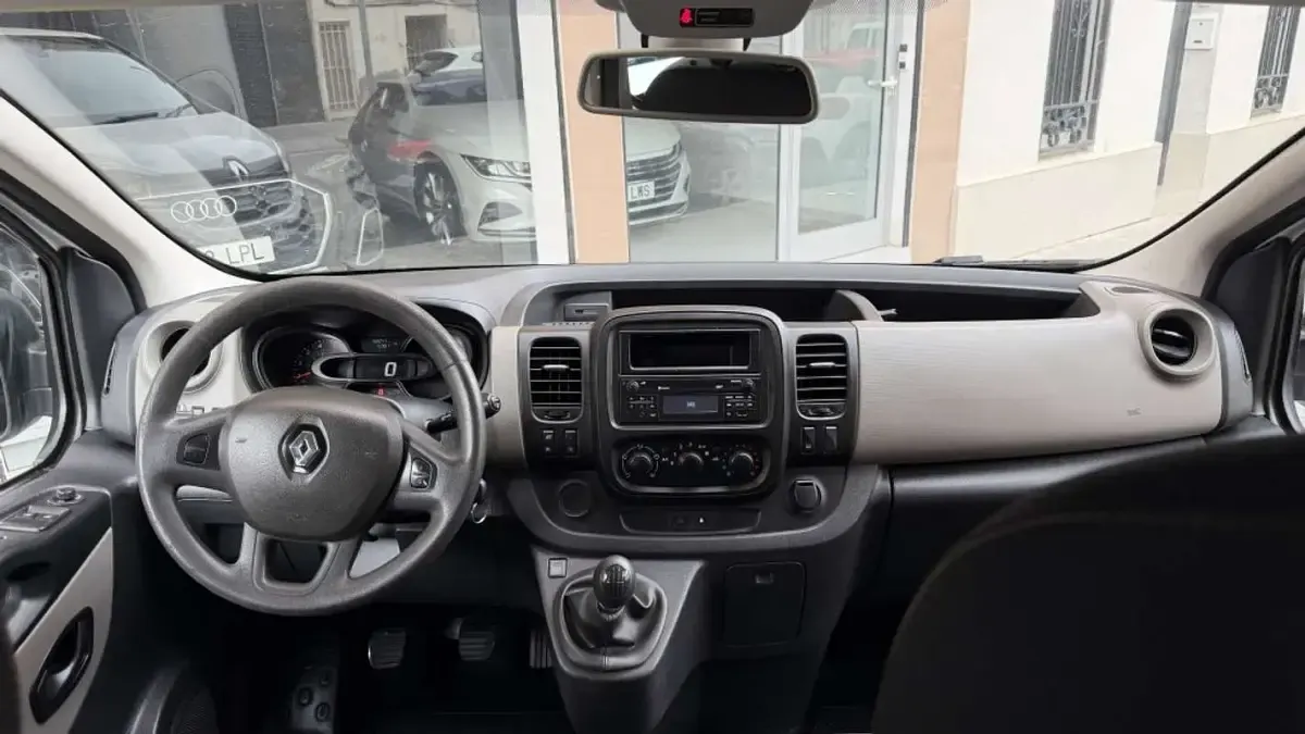 Usado Renault Trafic 125 CV (91 kW) 2017 Blanco Monovolumen