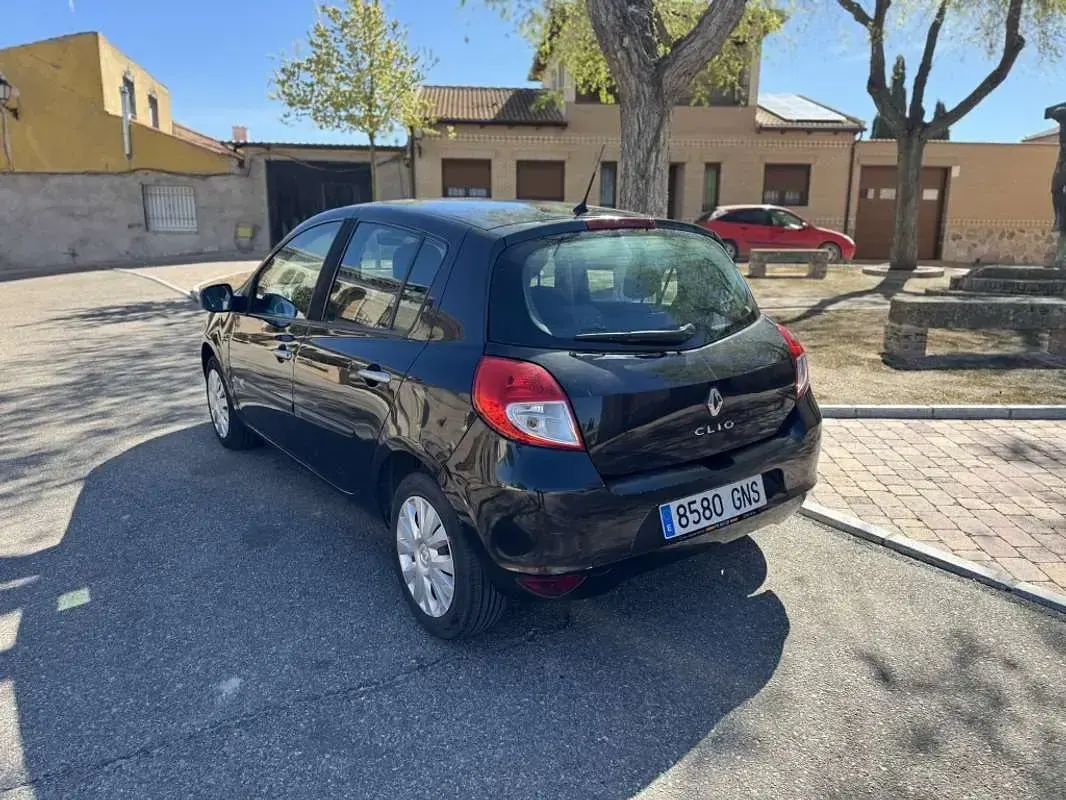 Usado Renault Clio II Authentique 86 CV (63 kW) 2009 Negro Utilitario