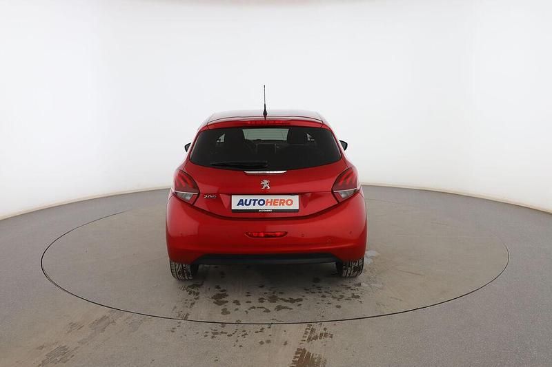 Usado Peugeot 208 82 CV (60 kW) 2019 Rojo Utilitario