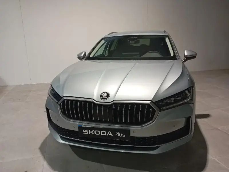 Gris/plata Nuevo 2024 Skoda Superb Selection Familiar | 39.990 € (Precio justo) - Imagen 1/4