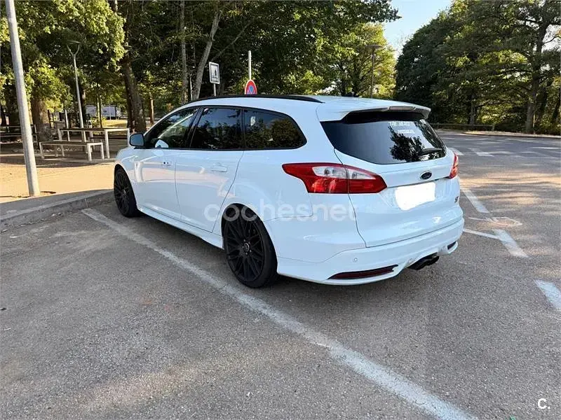 Usado Ford Focus ST 250 CV (183 kW) 2013 Blanco Familiar