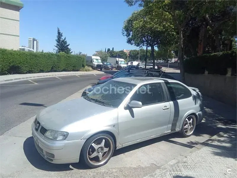 Usado Seat Cordoba Sport 110 CV (80 kW) 2000 Gris / plata Berlina