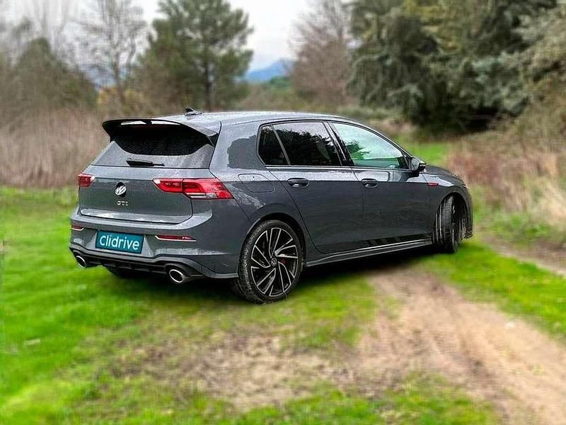 Usado VW Golf VIII GTI 300 CV (220 kW) 2022 Gris Utilitario