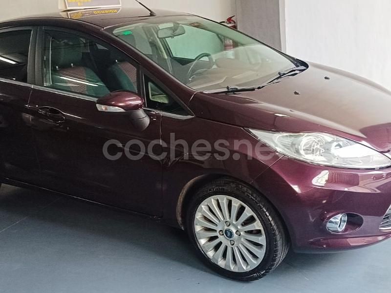 Granate Usado 2010 Ford Fiesta Titanium Berlina | 6499 € (Precio justo) - Imagen 1/4