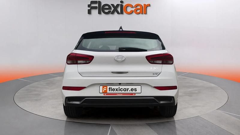 Usado Hyundai i30 121 CV (88 kW) 2024 Blanco Berlina