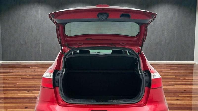 Usado Kia Rio 75 CV (55 kW) 2016 Rojo Utilitario