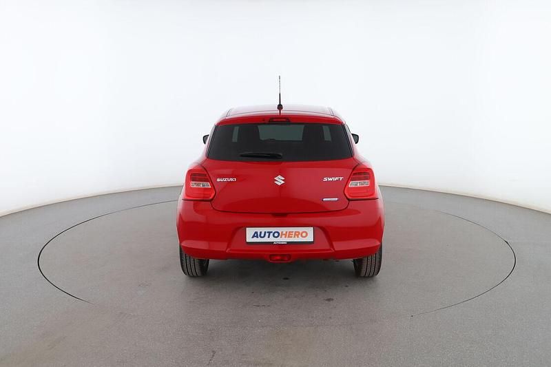 Usado Suzuki Swift 83 CV (61 kW) 2021 Rojo Utilitario