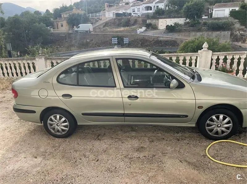Usado Renault Mégane Authentique 95 CV (69 kW) 2001 Verde Berlina