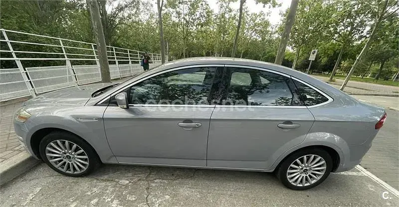 Usado Ford Mondeo Ghia 140 CV (102 kW) 2012 Gris / plata Berlina